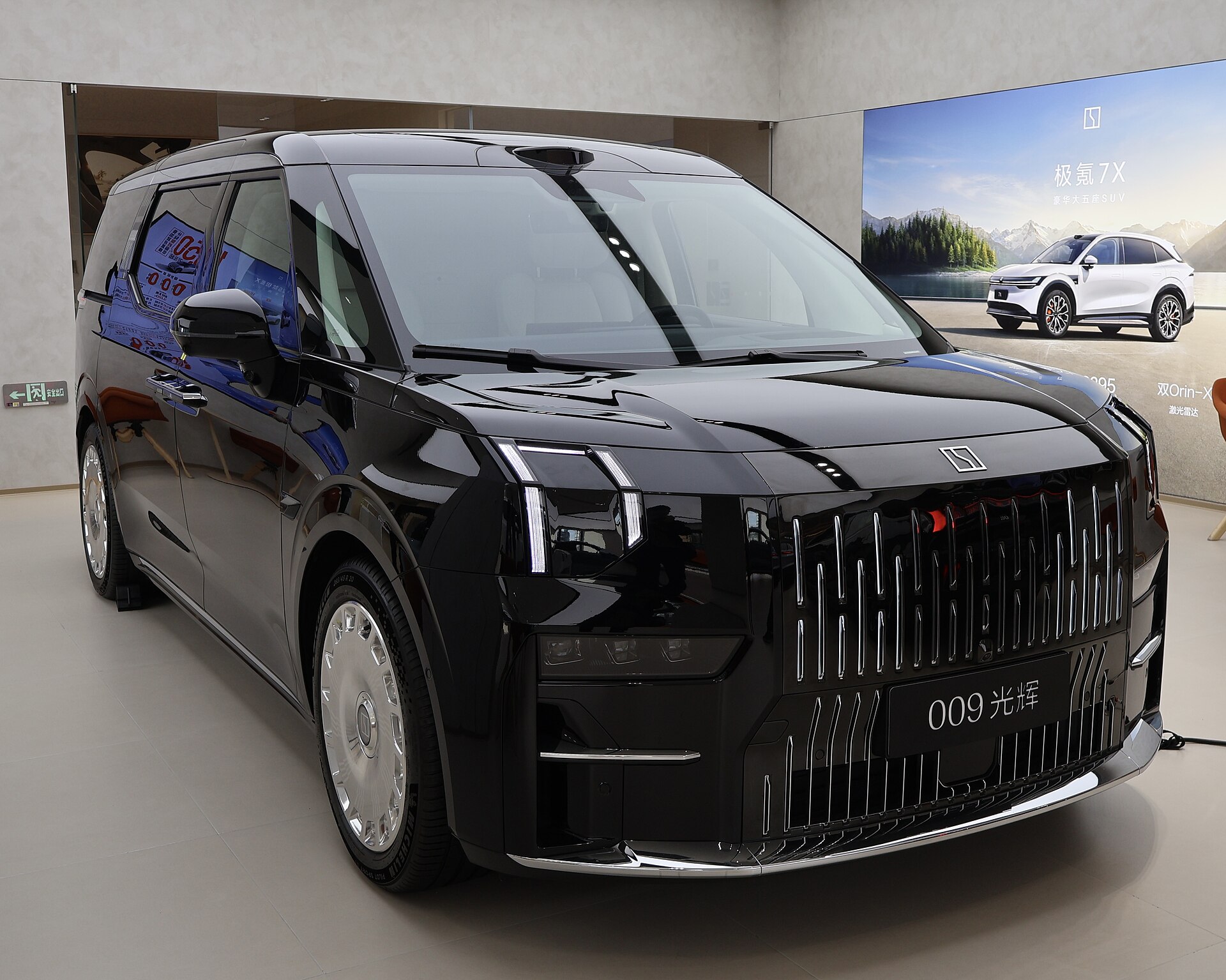 Black Zeekr 009 Grand flagship with polished grille and Grand disc wheels